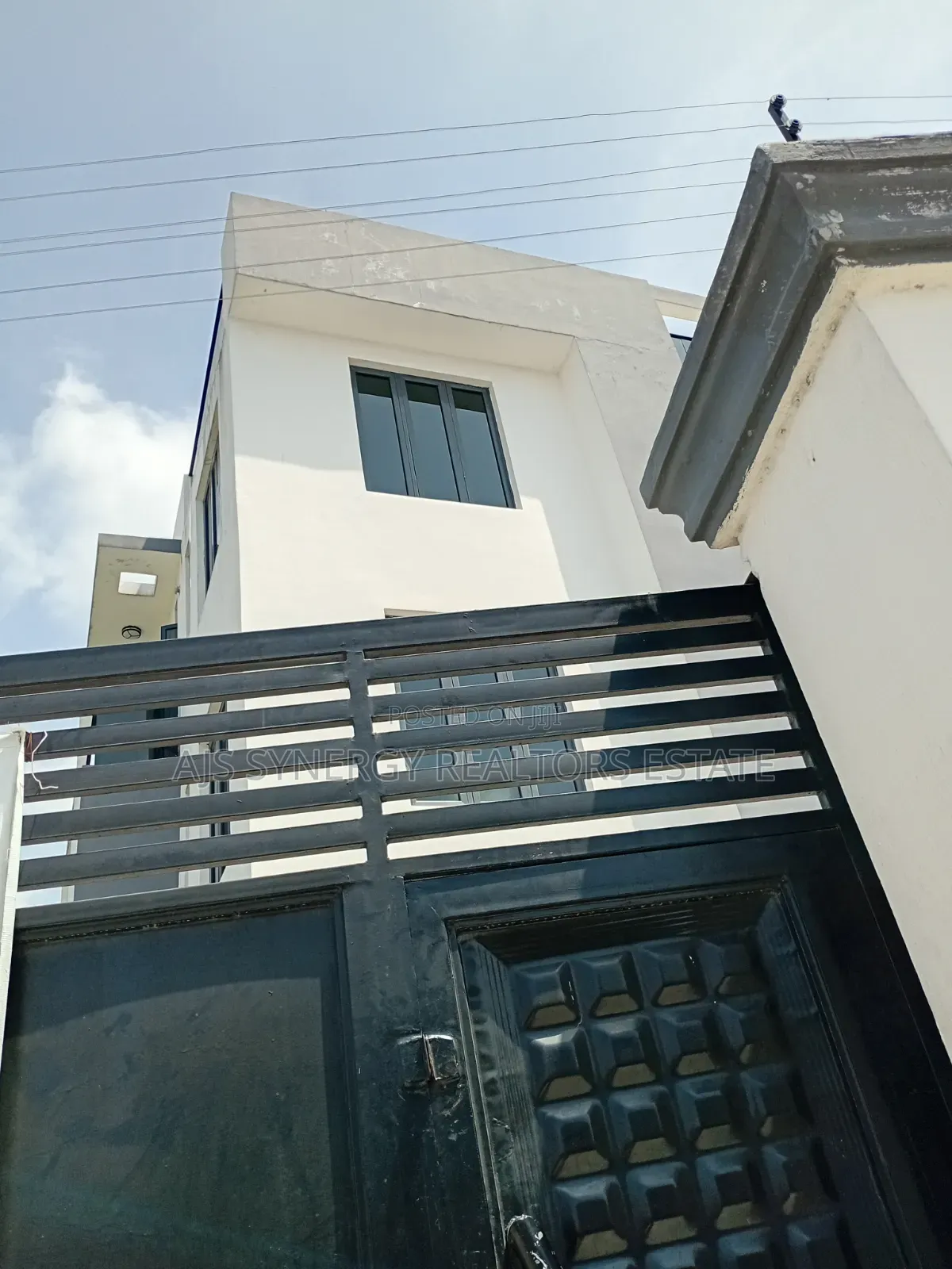5bdrm Duplex in Thomas Estate for sale