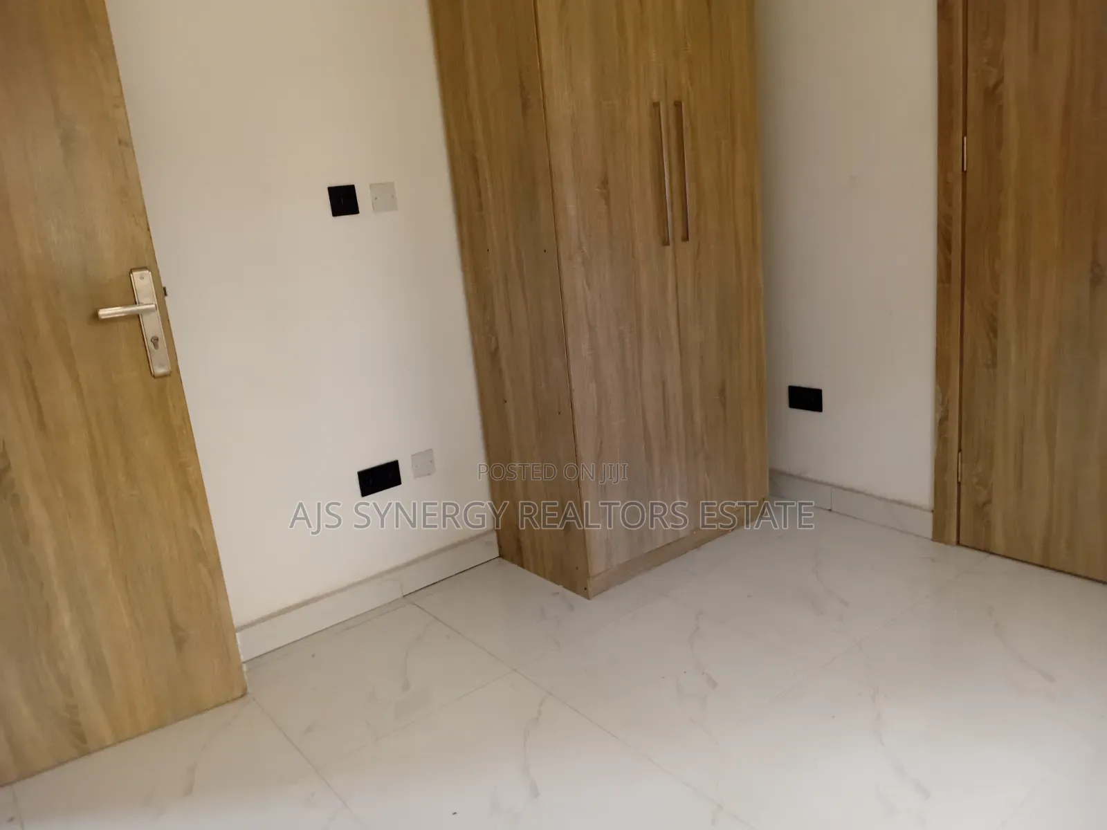 5bdrm Duplex in Thomas Estate for sale