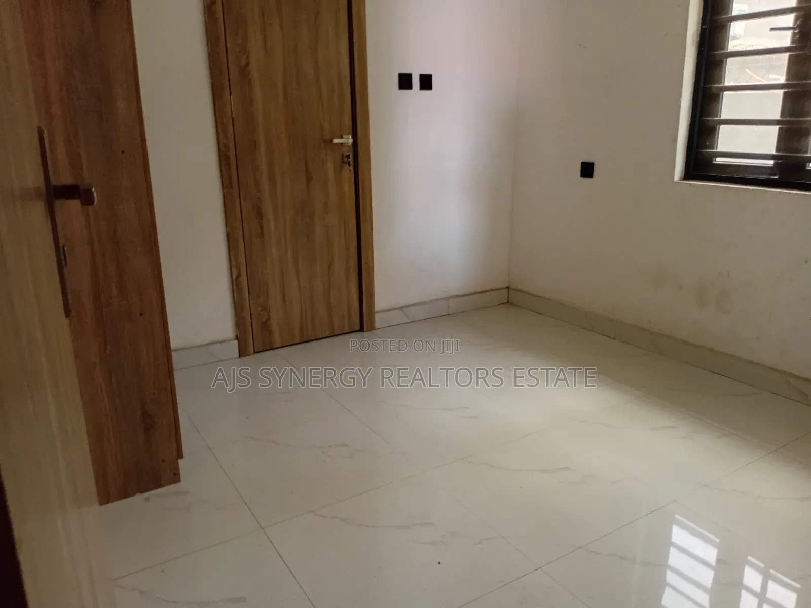 5bdrm Duplex in Thomas Estate for sale