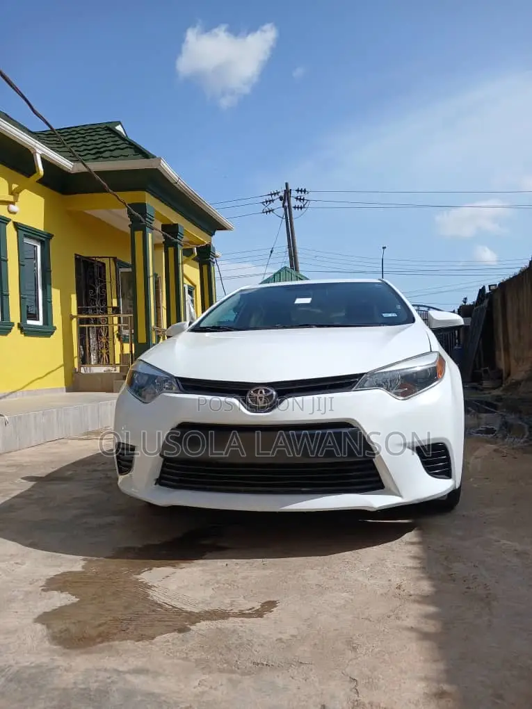 Toyota Corolla LE 4dr Sedan (1.8L 4cyl CVT) 2015 White