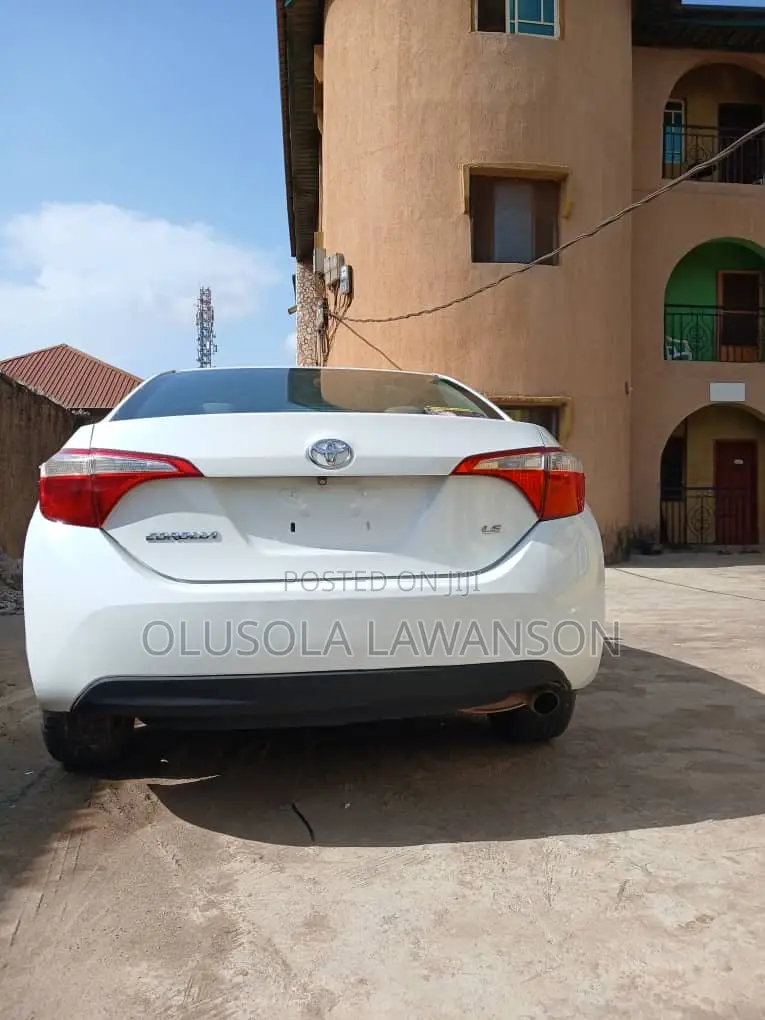 Toyota Corolla LE 4dr Sedan (1.8L 4cyl CVT) 2015 White