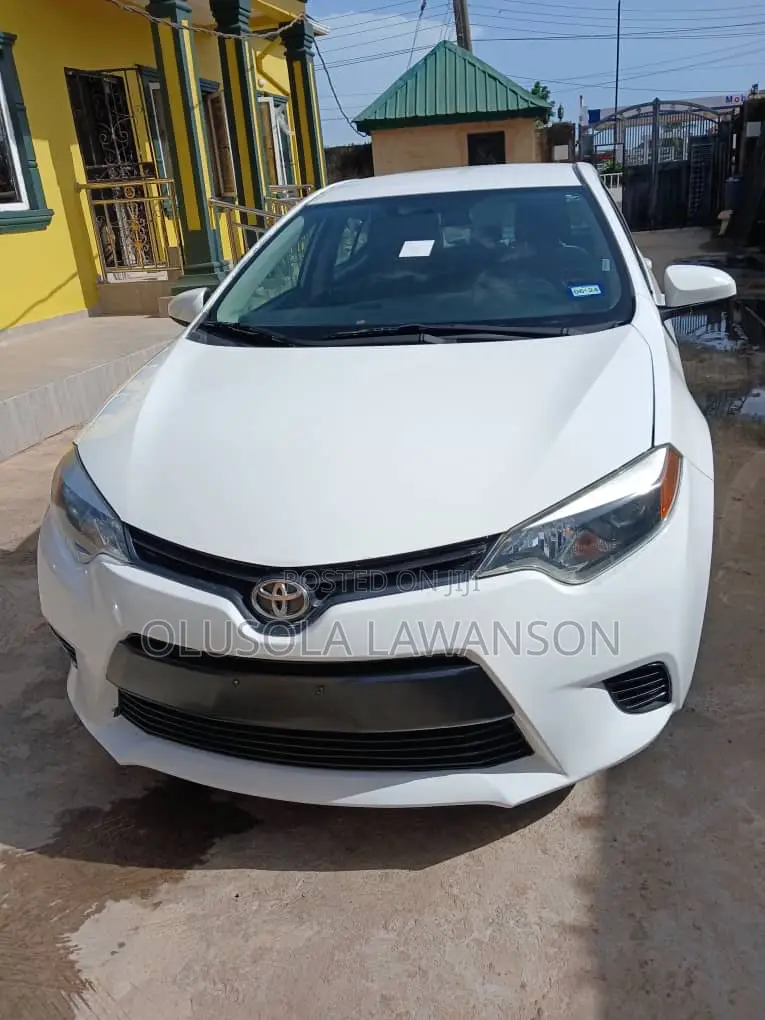 Toyota Corolla LE 4dr Sedan (1.8L 4cyl CVT) 2015 White