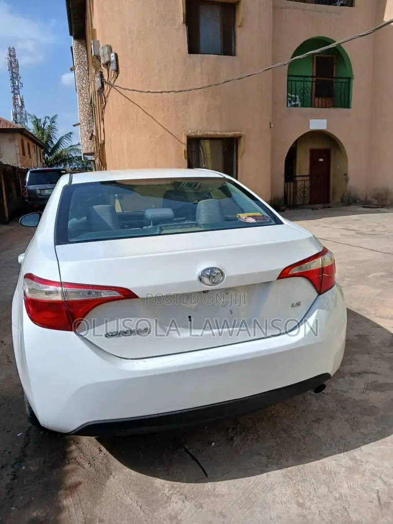 Toyota Corolla LE 4dr Sedan (1.8L 4cyl CVT) 2015 White