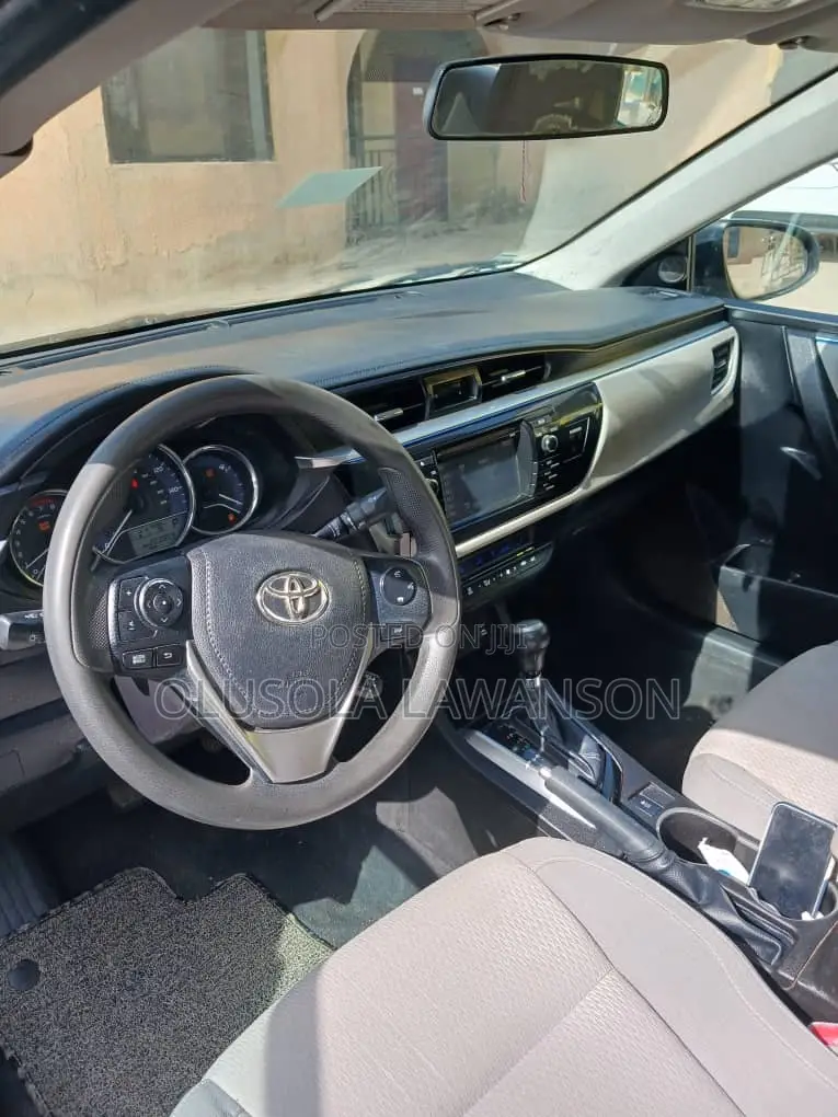Toyota Corolla LE 4dr Sedan (1.8L 4cyl CVT) 2015 White