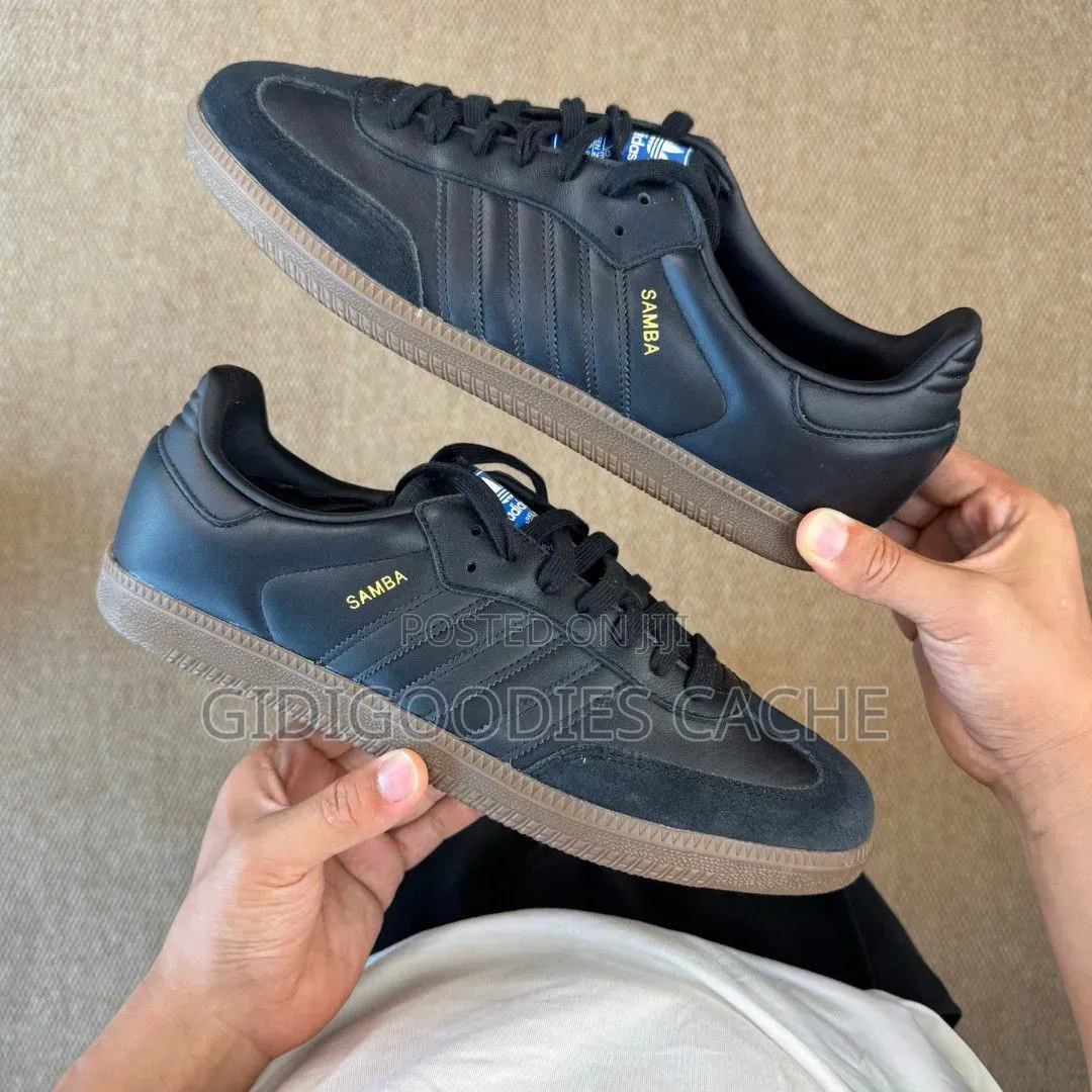 Low-Top Lace-Up Sneakers With Gum Sole
Size 38-45
