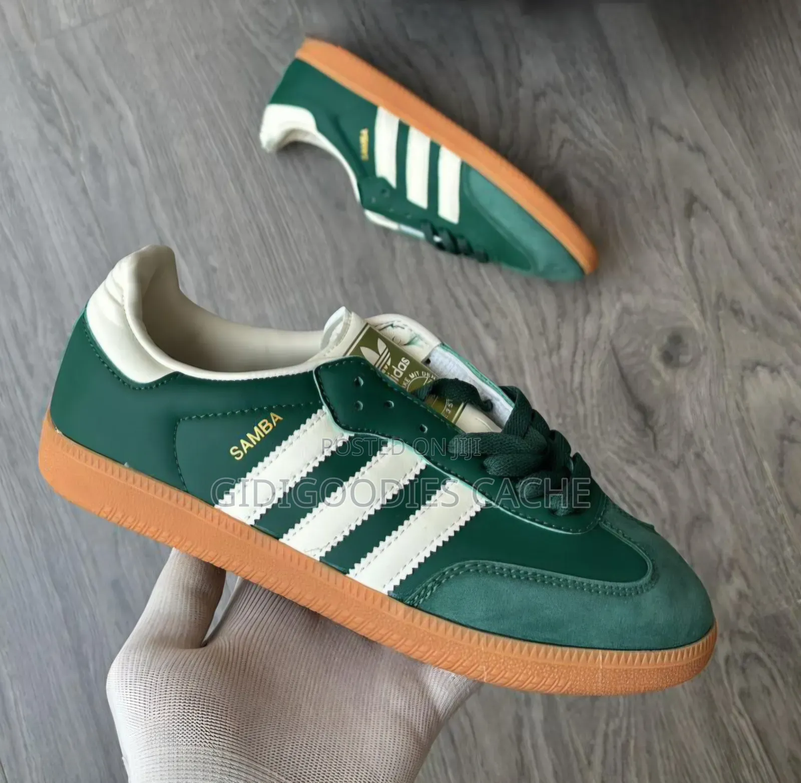 Low-Top Lace-Up Sneakers With Gum Sole
Size 38-45