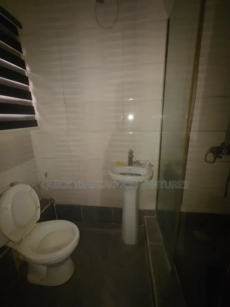 2bdrm Block of Flats in Lekki Phase 1 for rent