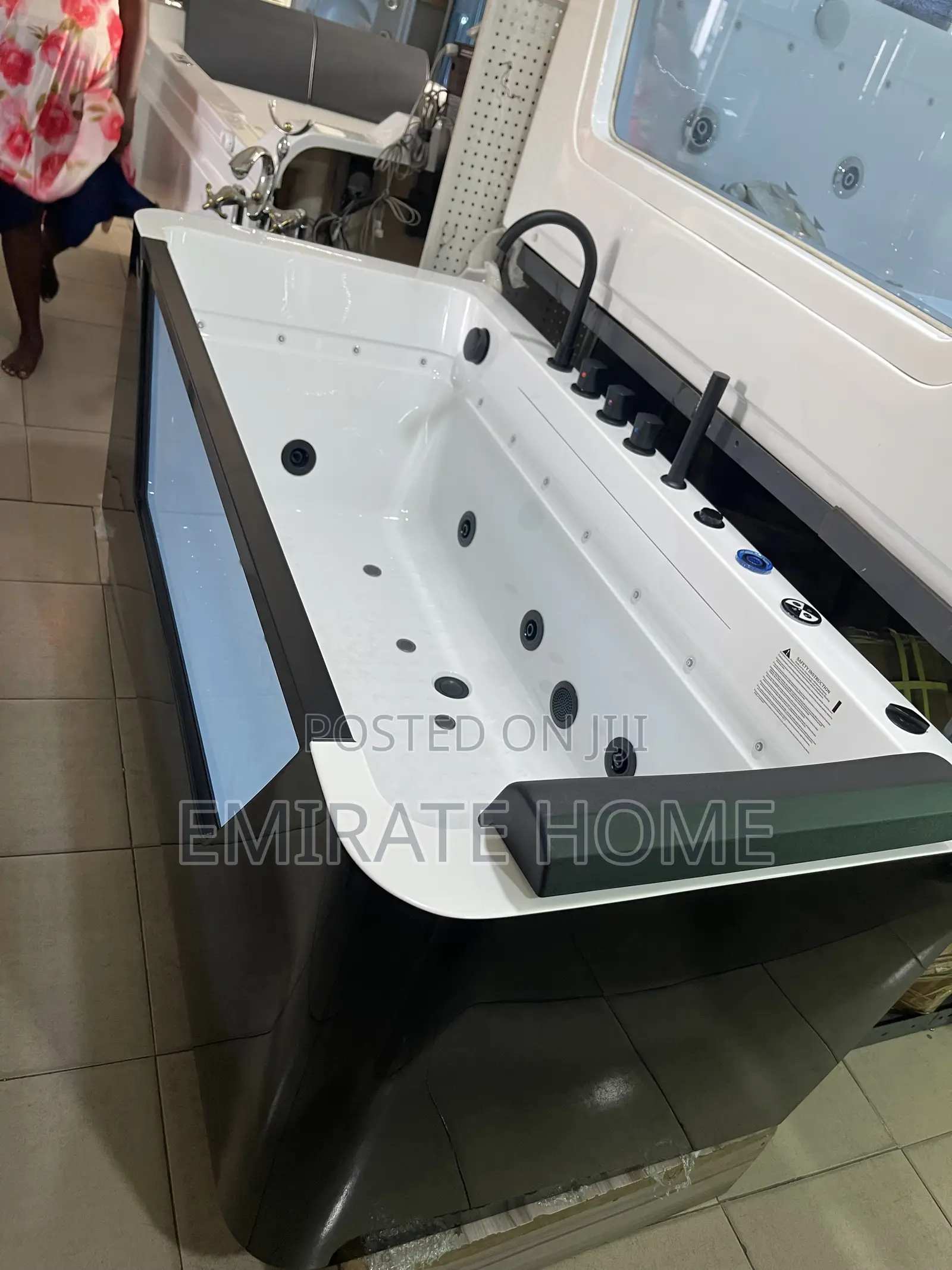Acrylic Single Bathtub With Complete Black Jet