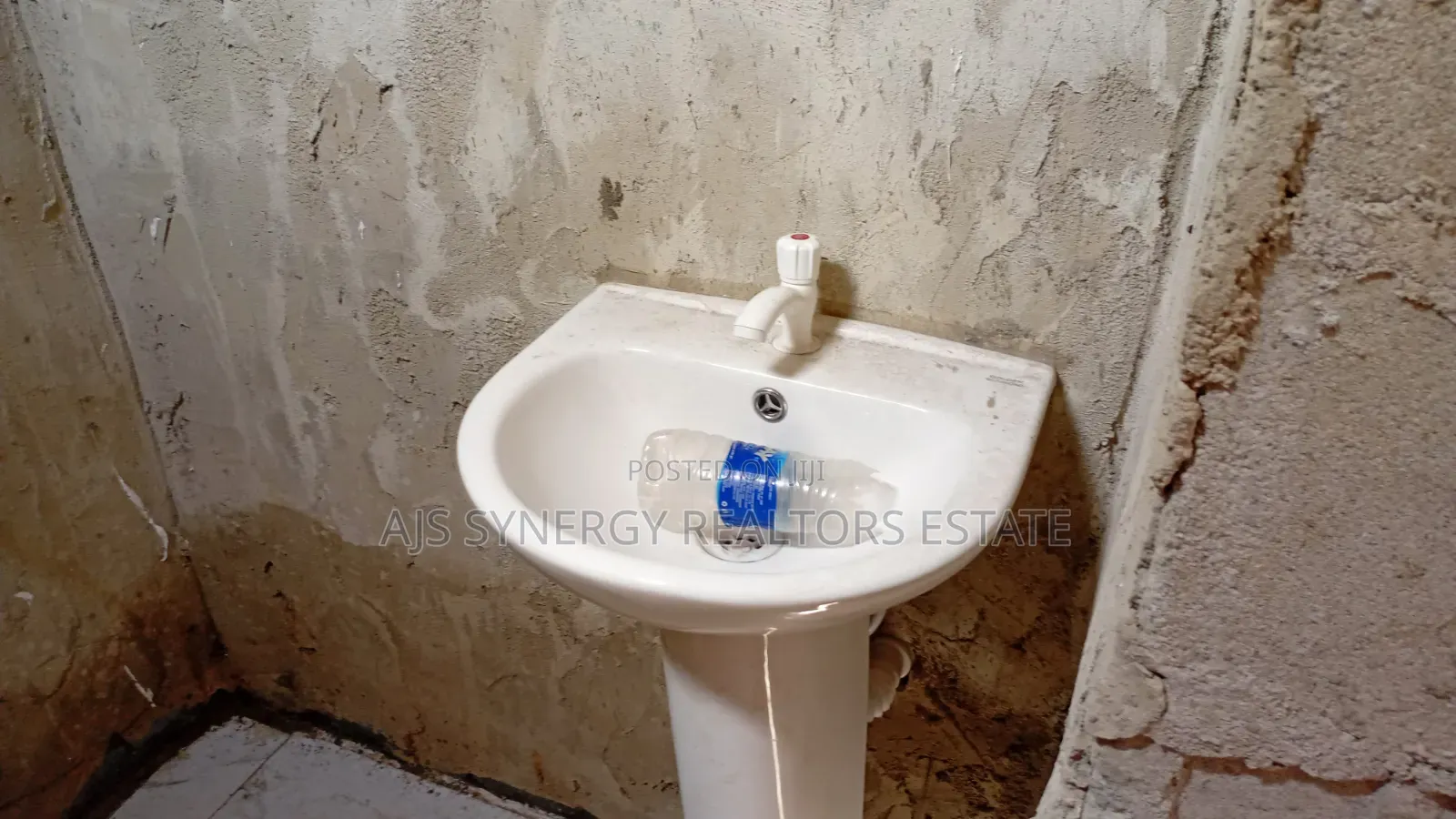 Mini Flat in Thomas Estate for sale