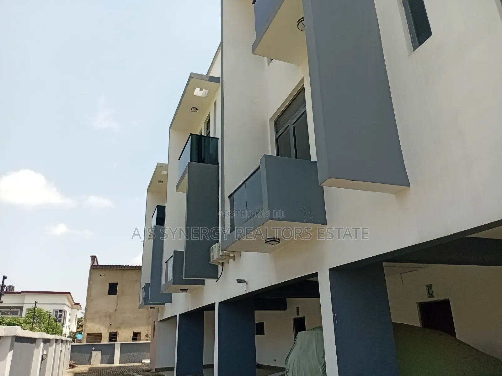 5bdrm Duplex in Thomas Estate for sale