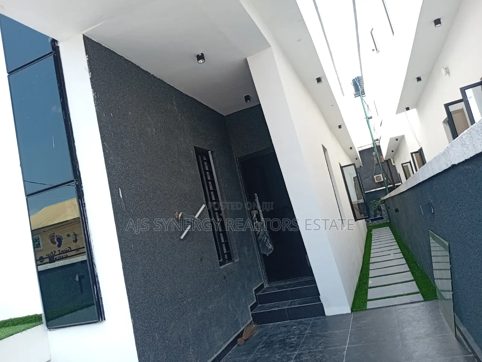 5bdrm Duplex in Thomas Estate for sale