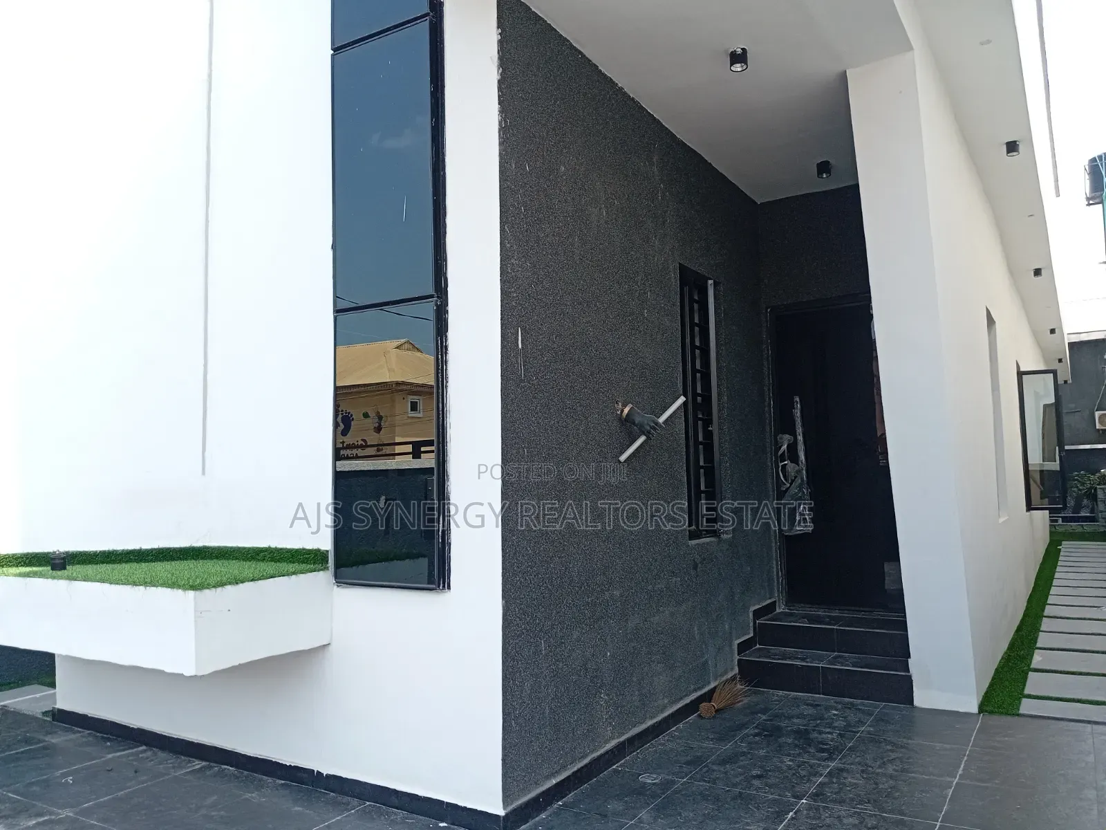 5bdrm Duplex in Thomas Estate for sale