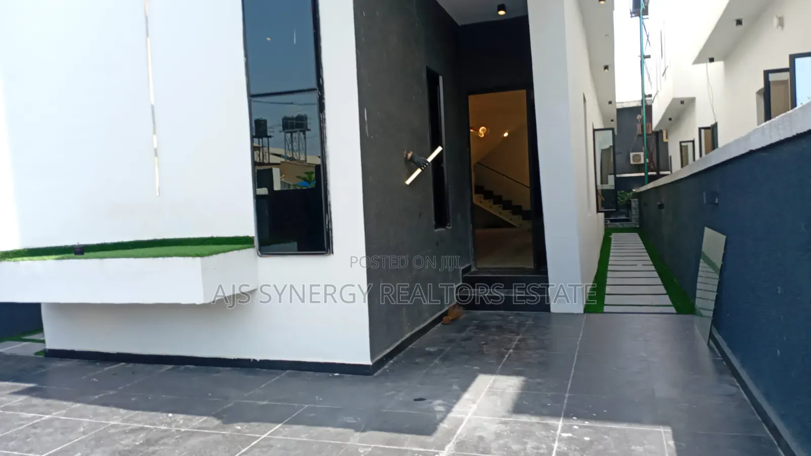5bdrm Duplex in Thomas Estate for sale