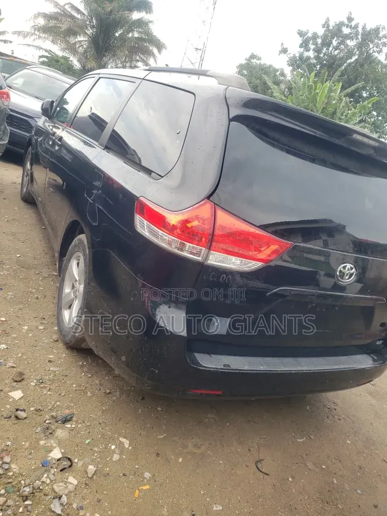 Toyota Sienna 2011 Black