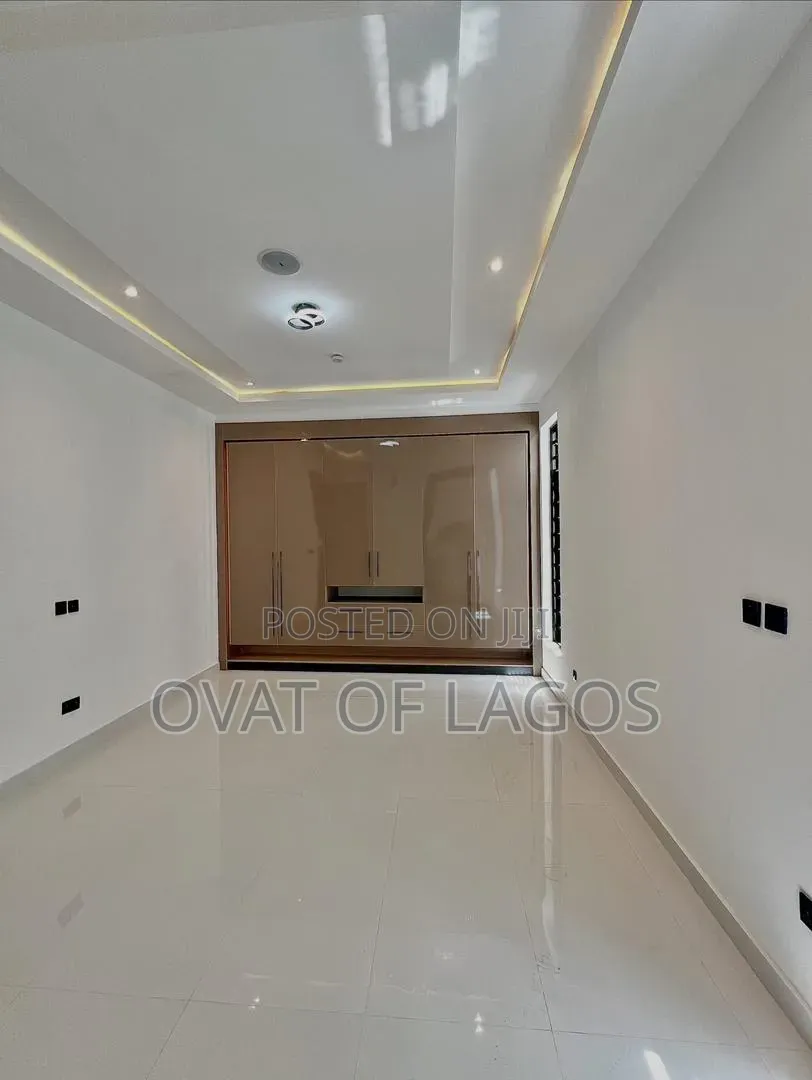 5bdrm Duplex in Megamound Estate, Ikota for sale