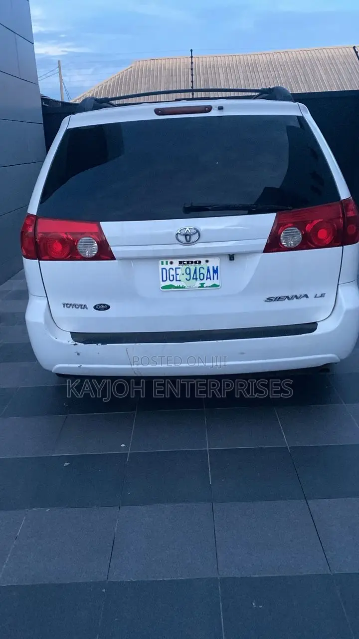 Toyota Sienna LE 4WD 2007 White
