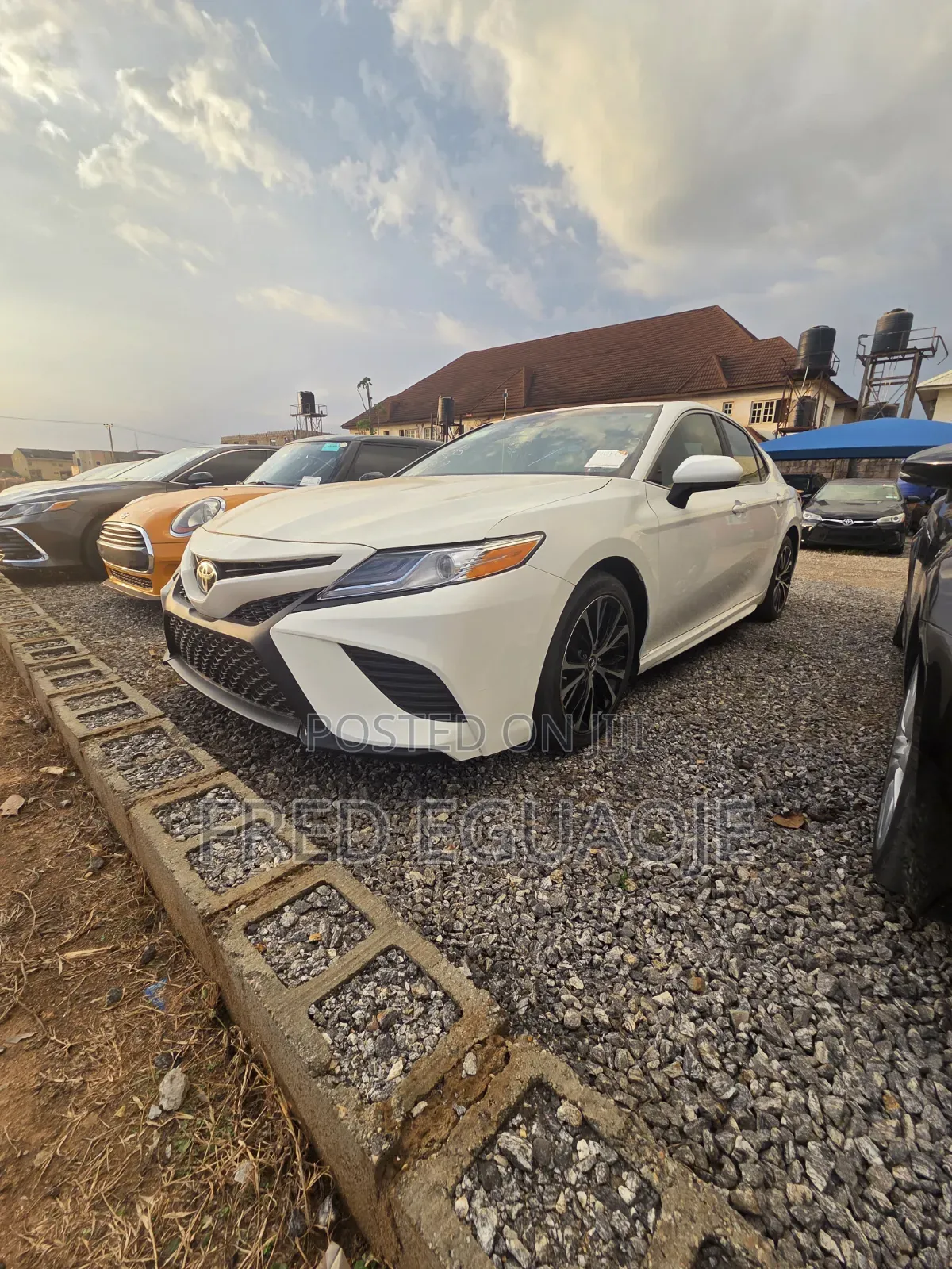 Toyota Camry SE FWD (2.5L 4cyl 8AM) 2018 White