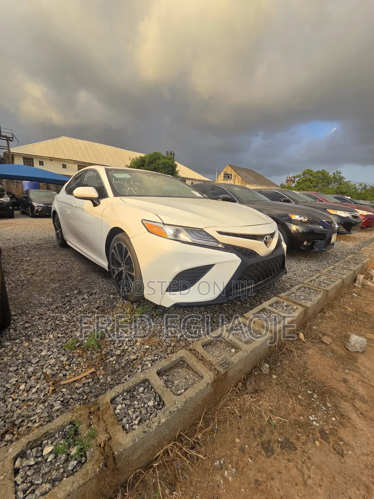 Toyota Camry SE FWD (2.5L 4cyl 8AM) 2018 White