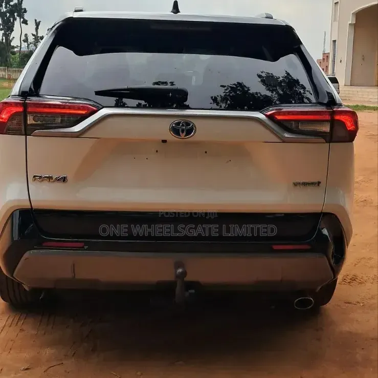 Toyota RAV4 XLE Premium FWD 2020 White