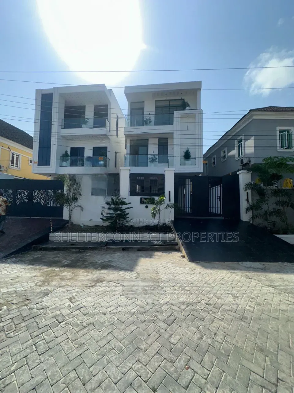5bdrm Duplex in Chevron for sale