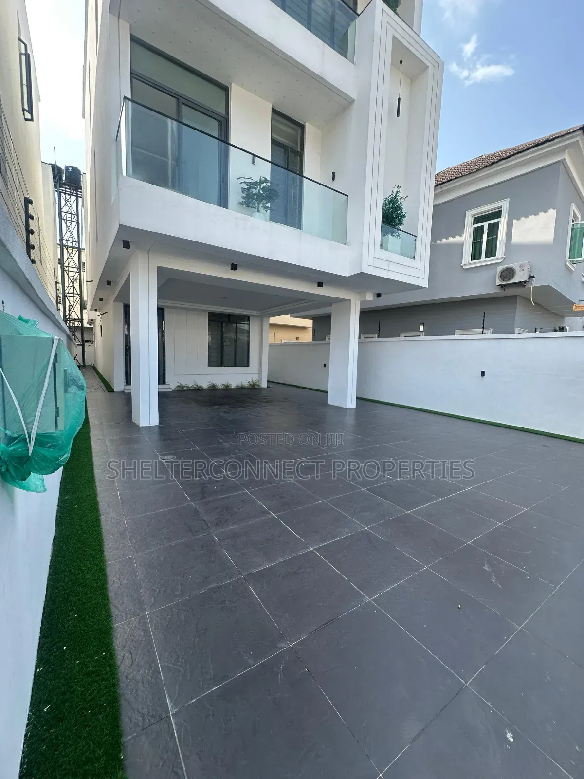 5bdrm Duplex in Chevron for sale