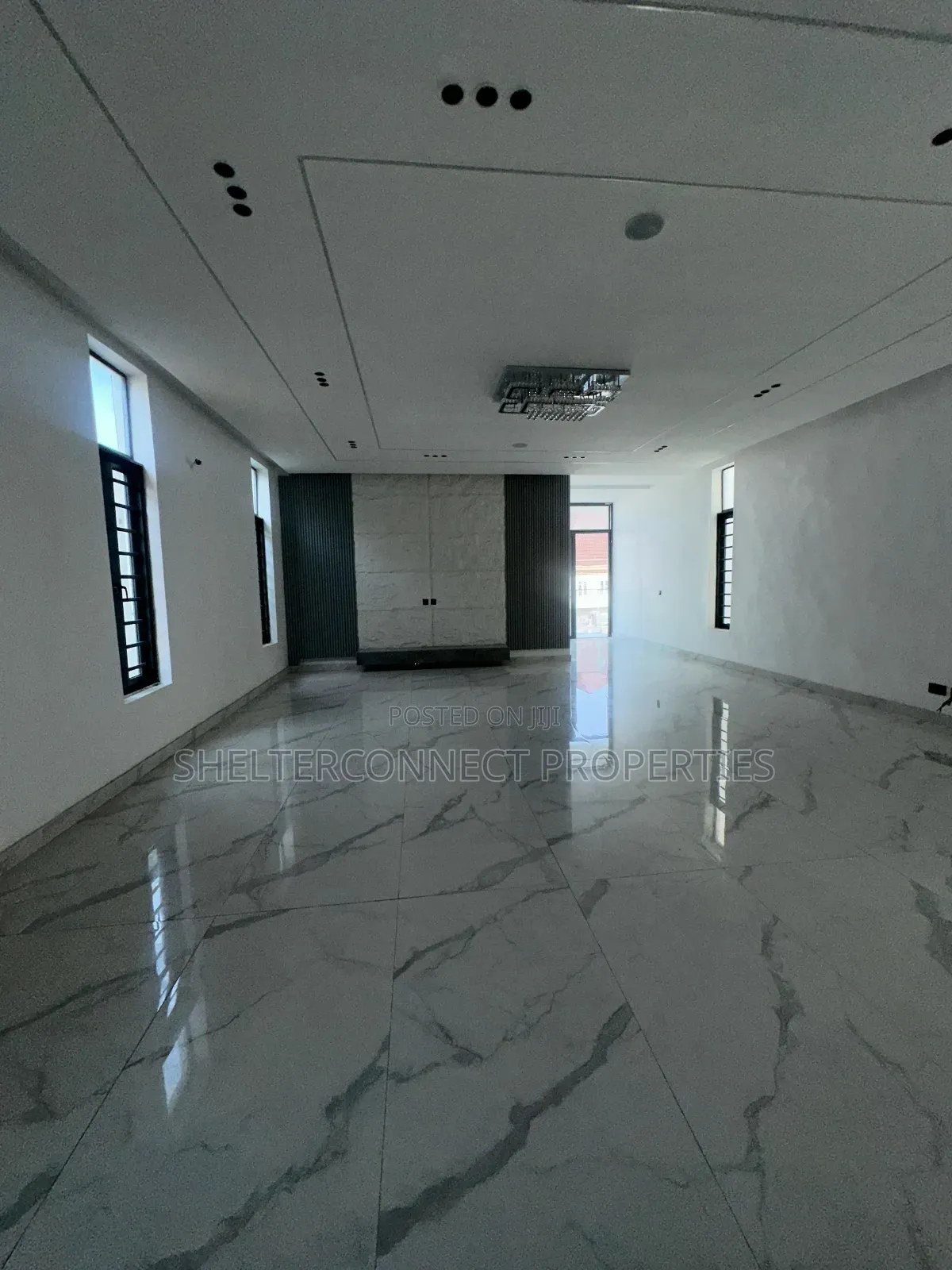 5bdrm Duplex in Chevron for sale