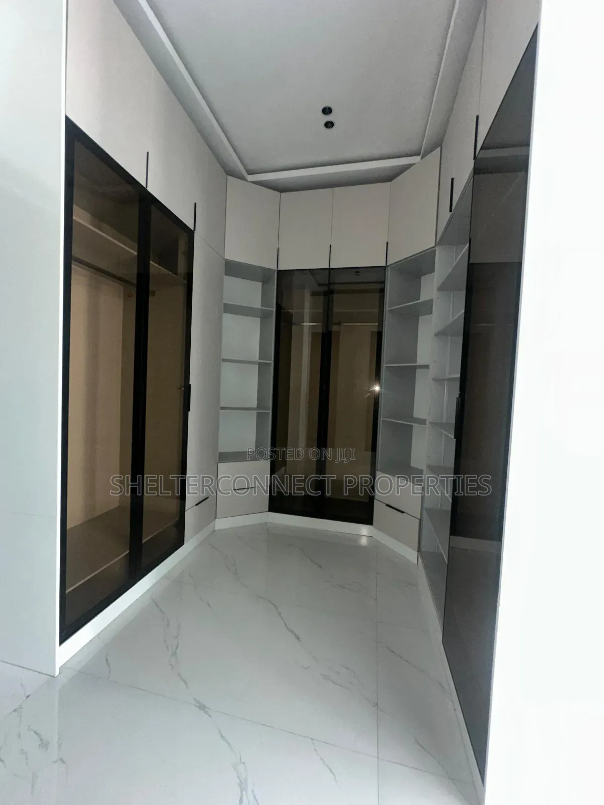 5bdrm Duplex in Chevron for sale