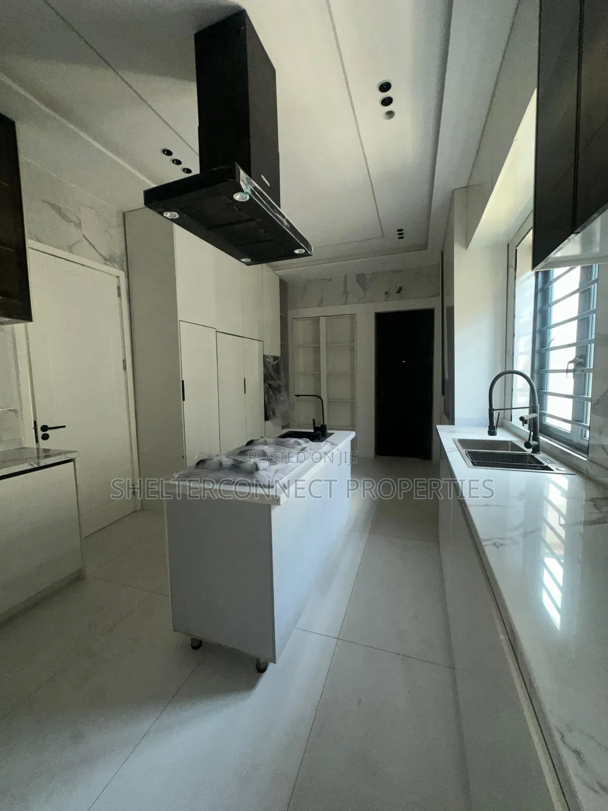 5bdrm Duplex in Chevron for sale