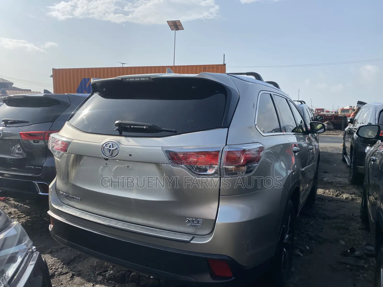Toyota Highlander XLE V6 4x4 (3.5L 6cyl 6A) 2016 Gold