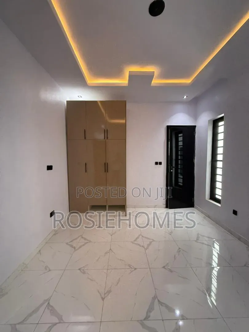 5bdrm Duplex in View Estate, Sangotedo for sale