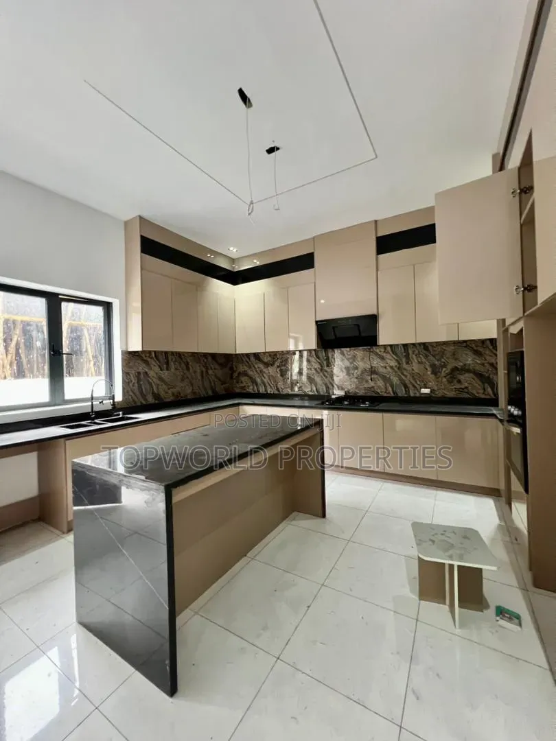 5bdrm Duplex in Chevron Lekki for sale