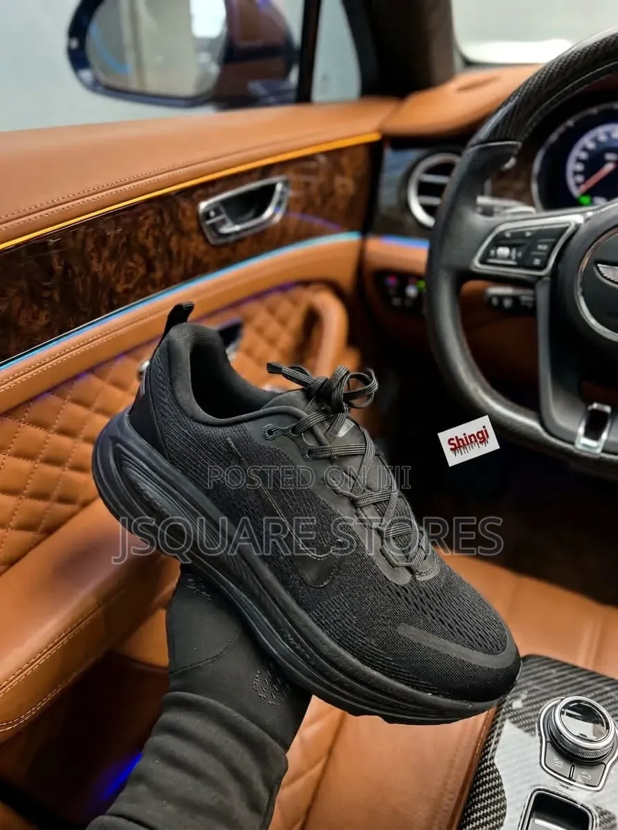 Nike Zoom Vomero Unisex Sneakers. Available in Black. Size 38 44