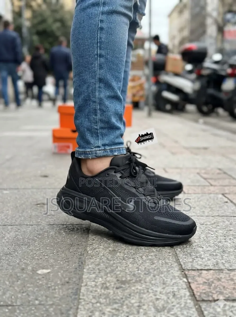 Nike Zoom Vomero Unisex Sneakers. Available in Black. Size 38 44