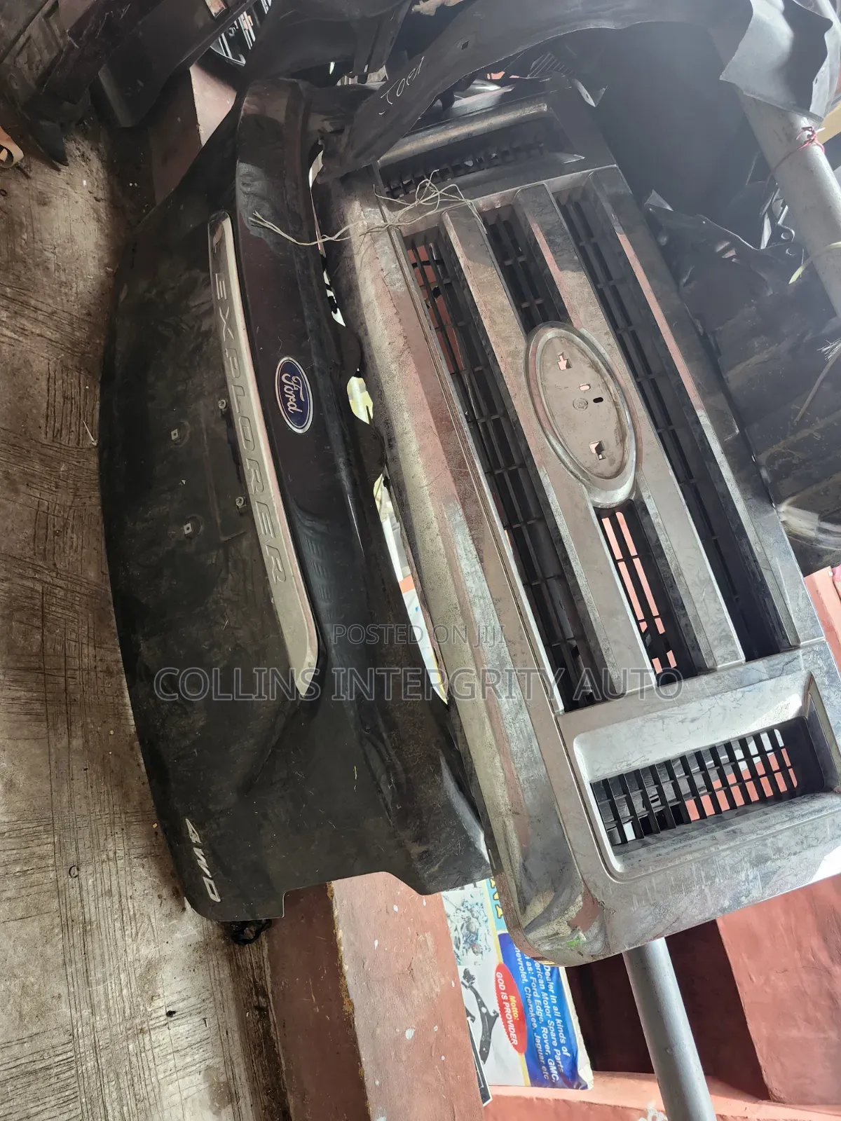 Empty Boot Ford Explorer 2020 and Front Grill Ford Econoline 2010