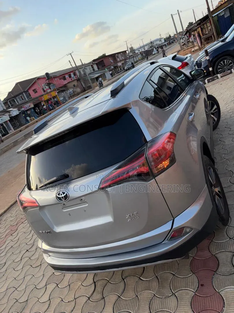 Toyota RAV4 XLE AWD (2.5L 4cyl 6A) 2016 Silver
