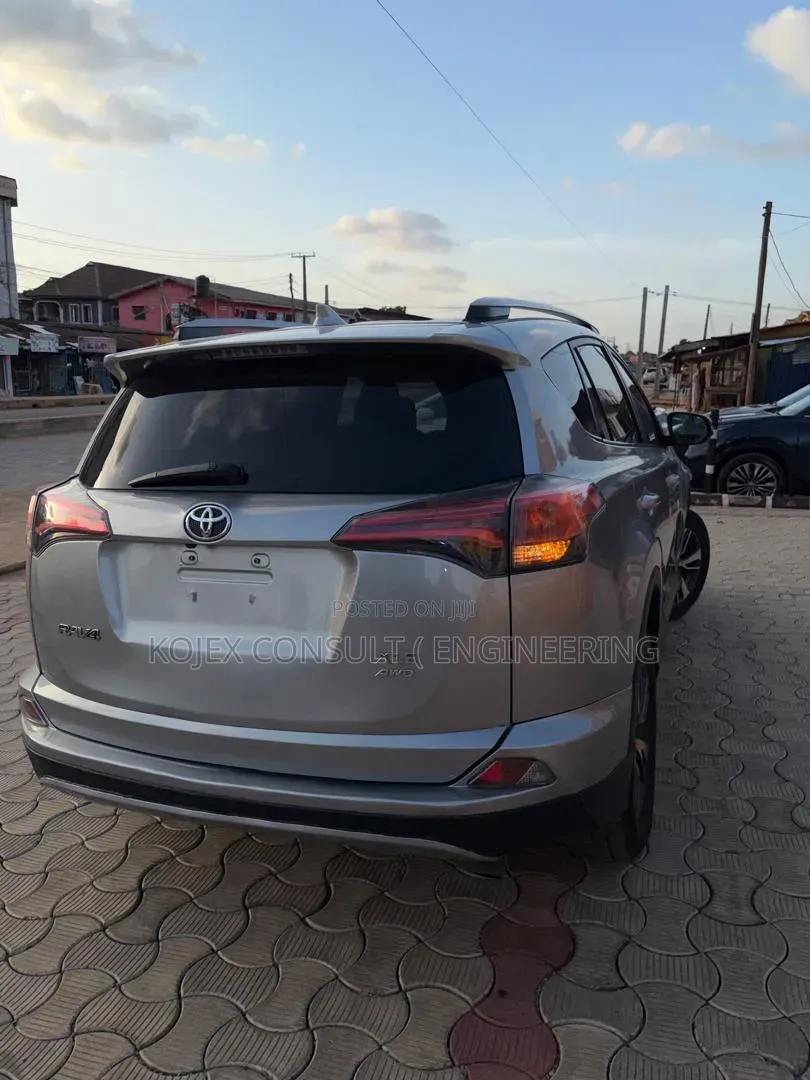 Toyota RAV4 XLE AWD (2.5L 4cyl 6A) 2016 Silver