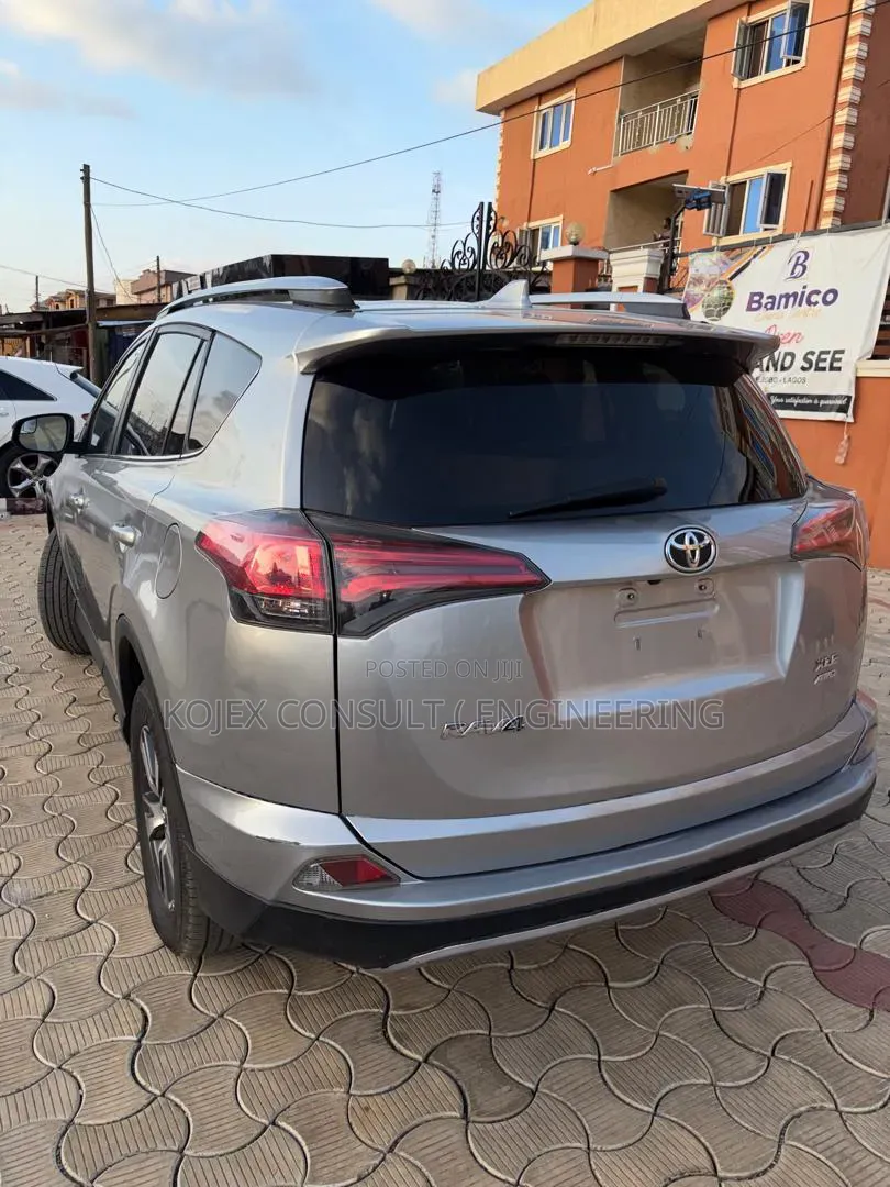 Toyota RAV4 XLE AWD (2.5L 4cyl 6A) 2016 Silver