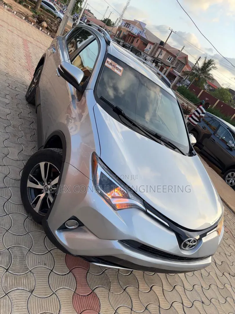 Toyota RAV4 XLE AWD (2.5L 4cyl 6A) 2016 Silver