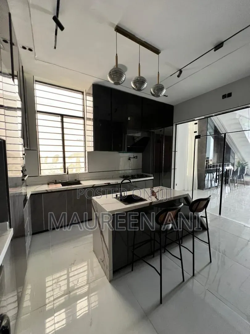 5bdrm Duplex in Chevron for sale