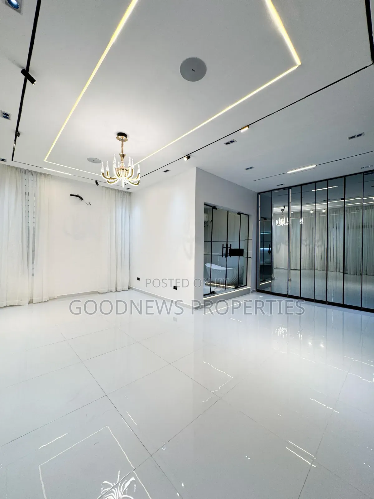 5bdrm Mansion in Chevron Toll Gate for sale