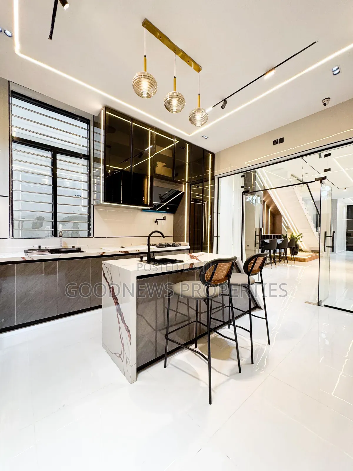 5bdrm Mansion in Chevron Toll Gate for sale