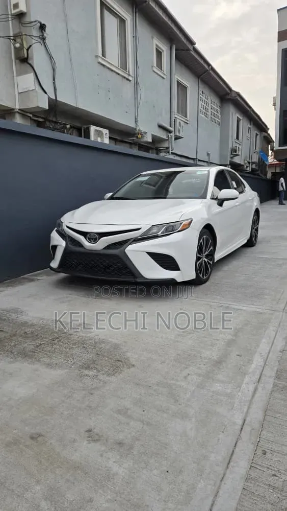 Toyota Camry SE FWD (2.5L 4cyl 8AM) 2018 White