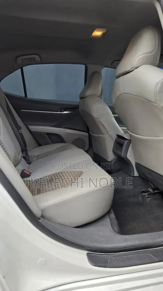 Toyota Camry SE FWD (2.5L 4cyl 8AM) 2018 White