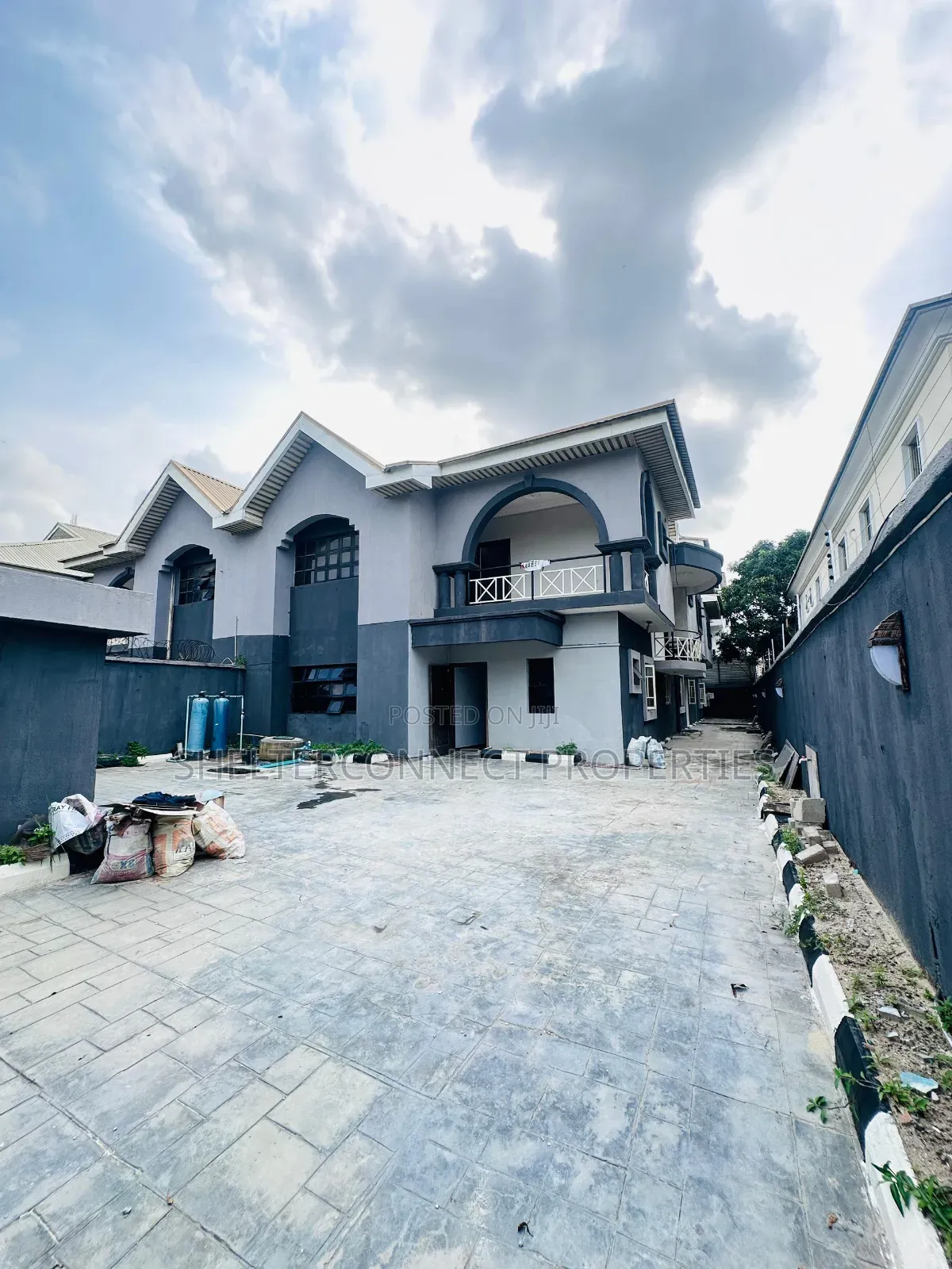 1bdrm Apartment in Lekki Phase 1 for rent