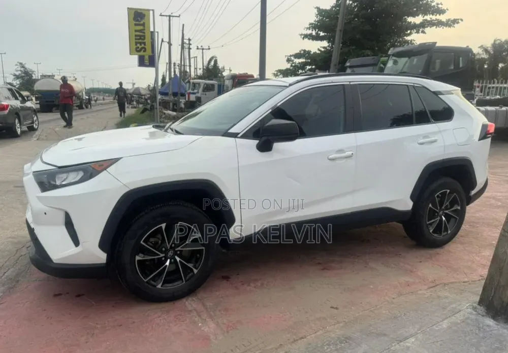 Toyota RAV4 LE AWD 2019 White