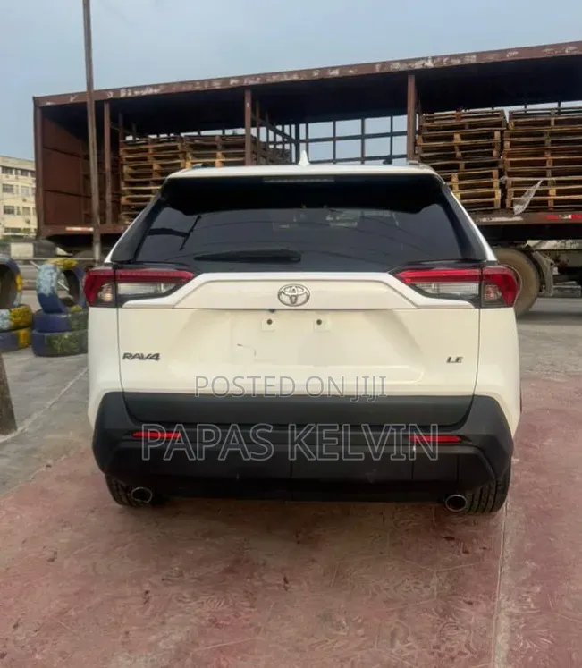 Toyota RAV4 LE AWD 2019 White