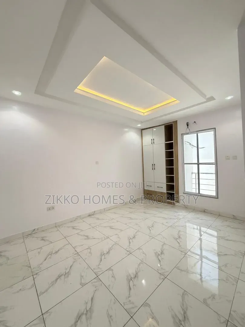 5bdrm Duplex in Chevron for sale