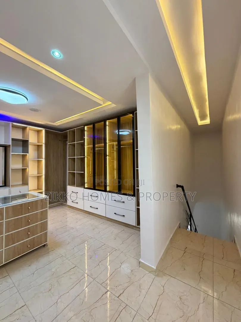 5bdrm Duplex in Chevron for sale