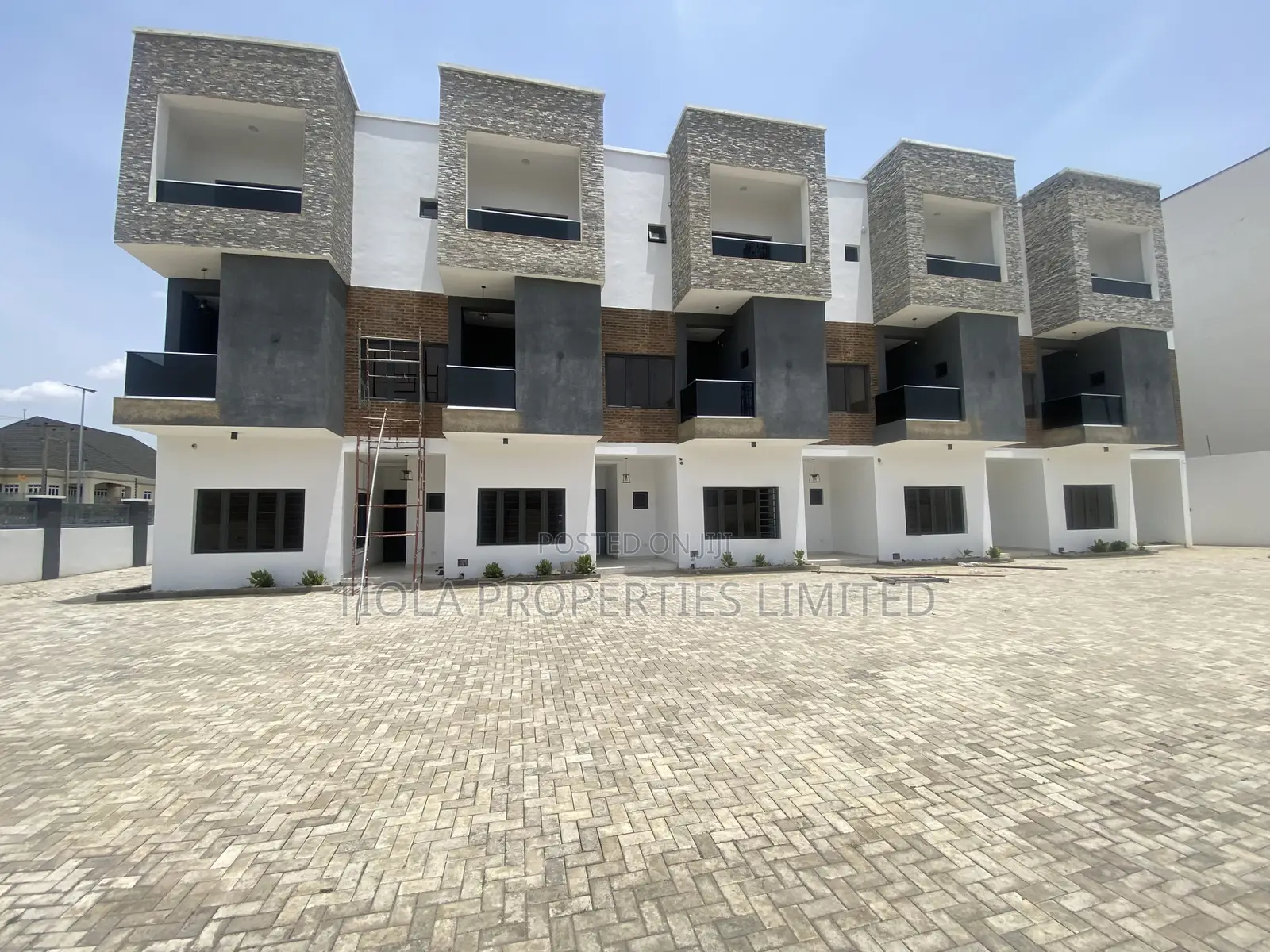 4bdrm Duplex in Lifecamp for sale