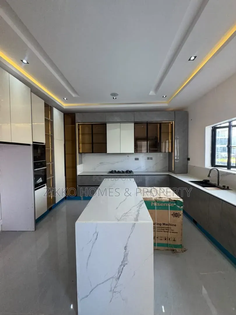 8bdrm Duplex in Ikate for sale